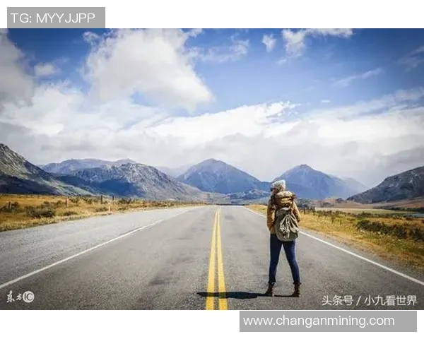 足球场上的背影无声诉说传奇 每一步都是荣耀与坚持的象征