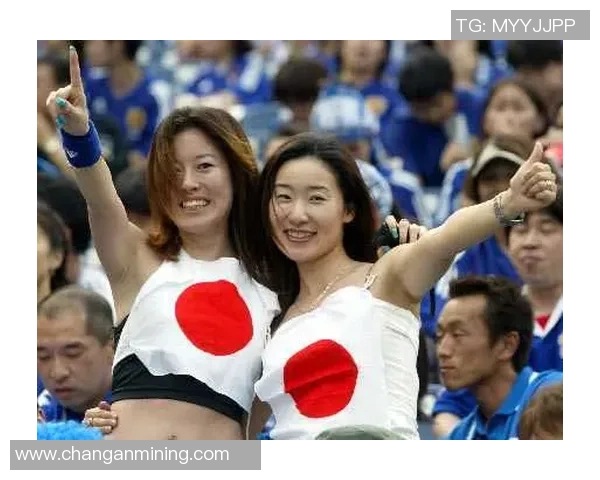 足球明星与女球迷合影珍贵瞬间展现亲密互动与激动时刻